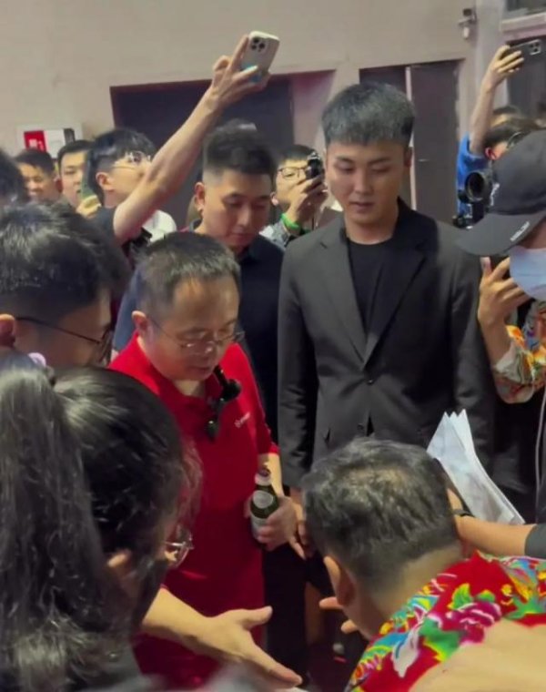 按天配资 如何看待车展上，周鸿祎被投喂鹅肉？